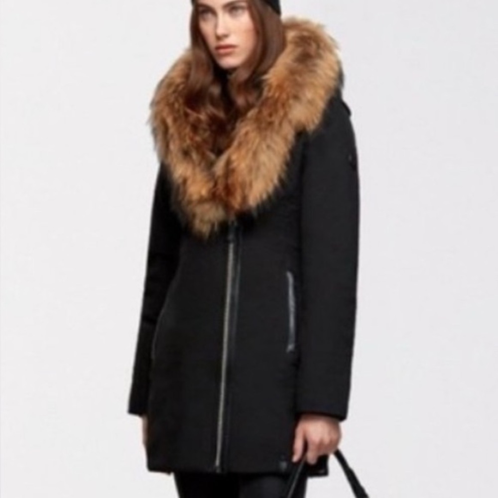 Elegant Black Puffer Coat with Faux Fur Trim